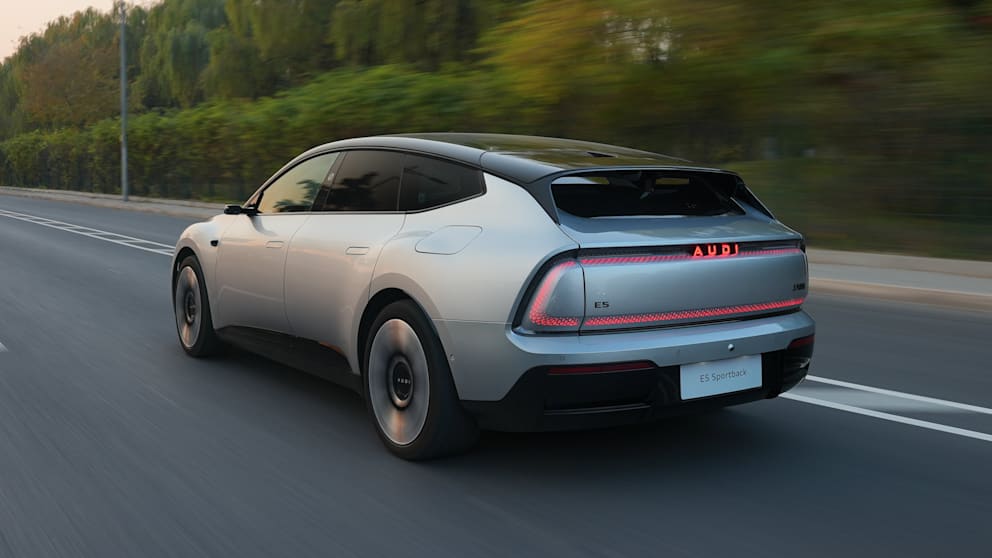 Die Heckansicht des AUDI E5 Sportback. Keine Spur von den ikonischen vier Ringen