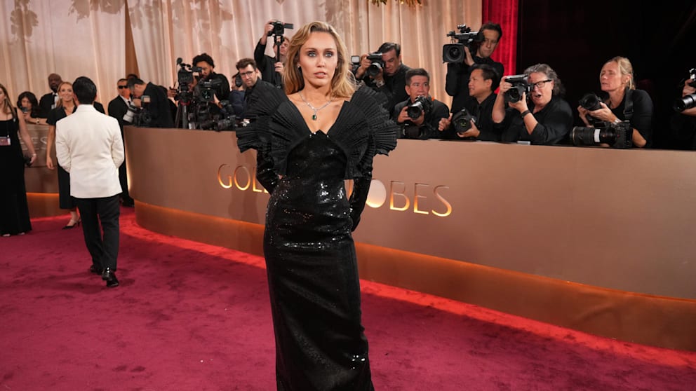 Sängerin Miley Cyrus stilsicher im „Langen Schwarzen“