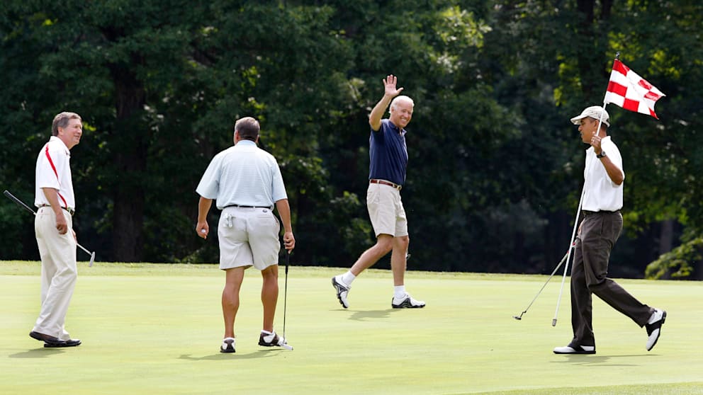 Der damalige US-Präsident Barack Obama (r.), Vizepräsident Joe Biden, der republikanische Vorsitzende des Repräsentantenhauses John Boehner und Ohios Gouverneur John Kasich am 18. Juni 2011 während einer Golfrunde auf dem Golfplatz der Joint Base Andrews in Maryland