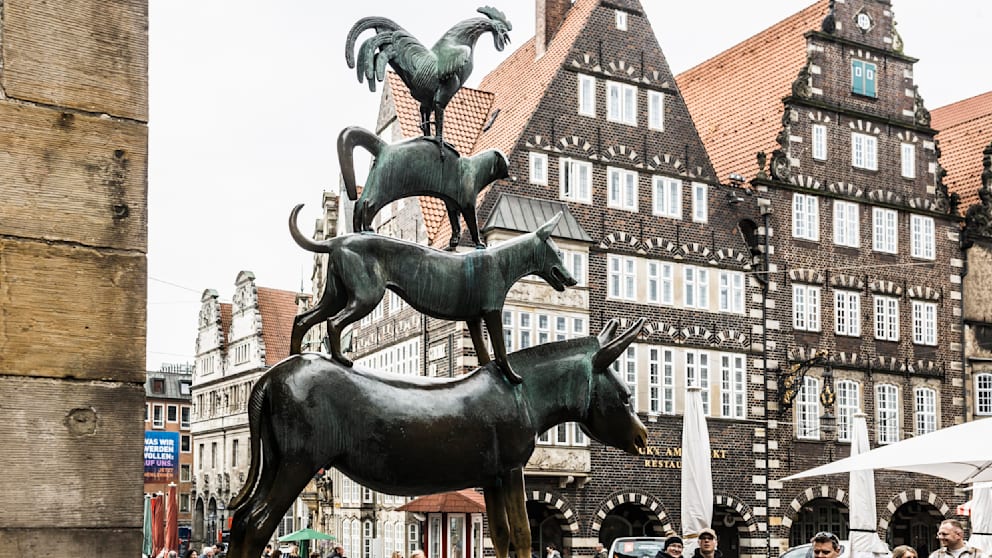 Der Bremer Marktplatz besticht mit historischen Überbleibseln. Darunter die Rolandstatue vor dem Bremer Rathaus