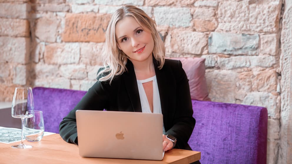 Swetlana Eberz ist Volkswirtin und Geschäftsführerin von Aktienlust. Auf diesem YouTube-Channel geben die Börsen-Experten täglich Tipps und Anregungen zu Aktien, Börse und Wirtschaft