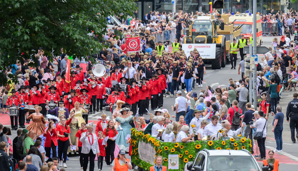 Schützenfest in Hannover - Polizistin beim Schützenausmarsch geküsst – Prozess startet - Panorama