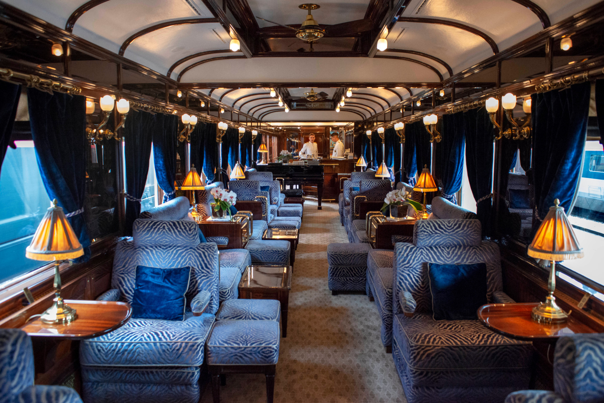 Art-Déco-Bar-Lounge-Wagen des Belmond Venice Simplon-Orient-Express Zuges mit luxuriöser und eleganter Innenausstattung.