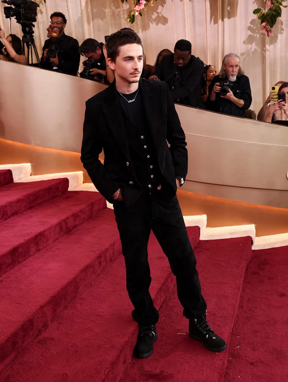 Timothée Chalamet posiert lässig auf dem roten Teppich der Golden-Globes-Preisverleihung in Beverly Hills (Kalifornien)