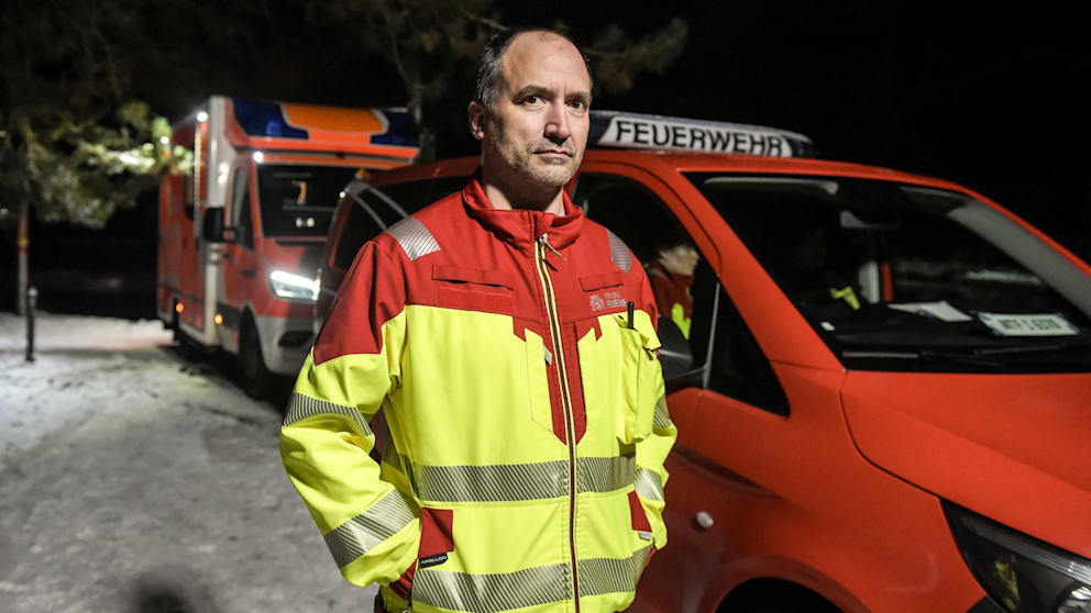 Brandinspektor Holger Eckardt (47) ist da für alle, die sich ohne Strom durch die Nacht schlagen müssen