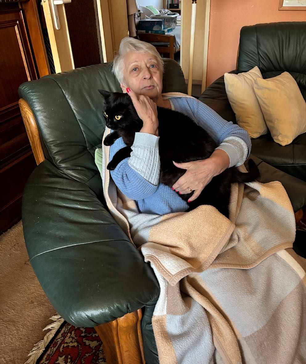 Martina Krüger (77) konnte wegen ihres Katers ihre Wohnung nicht verlassen, harrte seit Samstag bei zehn Grad aus