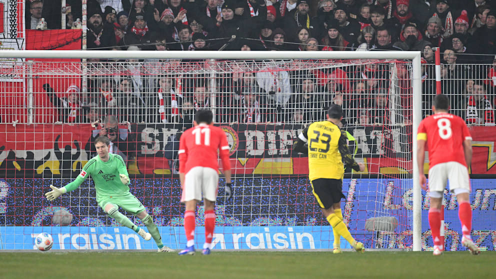 Emre Can (32/Mitte mit der Nummer 23) trifft sicher zum 1:0 – er hat alle seine 12 Strafstöße in der Bundesliga verwandelt