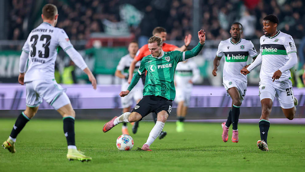 Preußens Offensivspieler Joshua Mees (M.) hat sich eine Entzündung im Bein zugezogen, muss deshalb im Trainingslager etwas kürzertreten