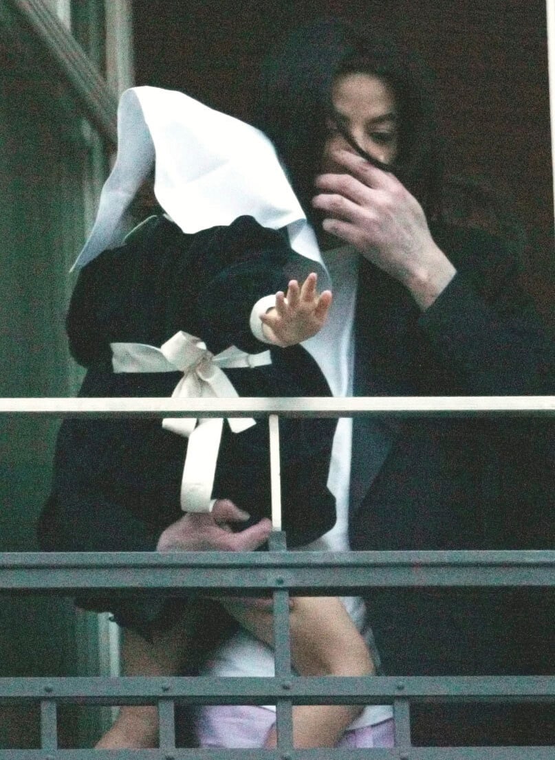 Paris Jackson führte ein teilweise bizarres Leben an der Seite ihres berühmten Vaters Michael Jackson. Im November 2002 zeigte er sich mit der damals 4-Jährigen mit einem Tuch über dem Gesicht am Fenster des Berliner Hotels Adlon