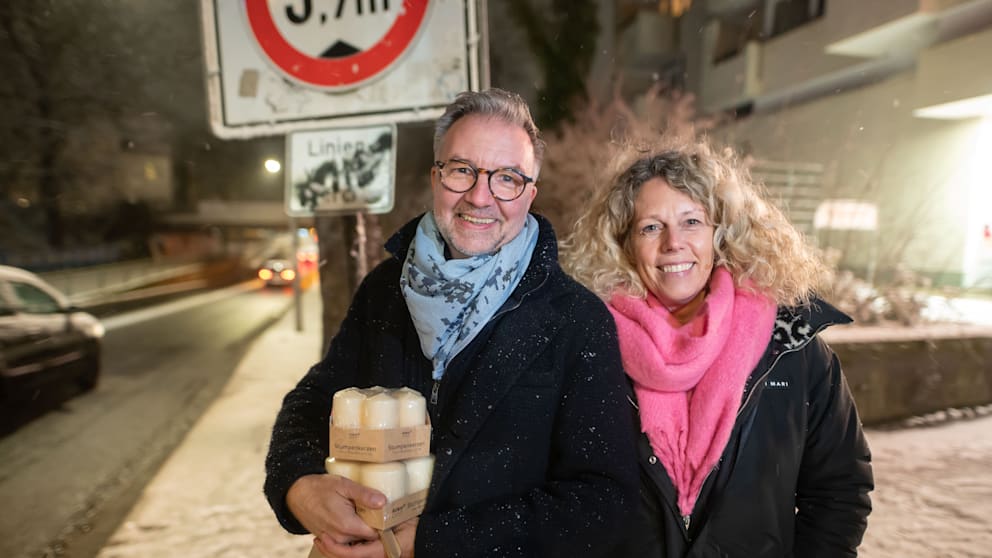 Haben sich mit Kerzen eingedeckt und ihr Lächeln trotz Ausnahmezustand nicht verloren: Holger und Sonja Heinrich