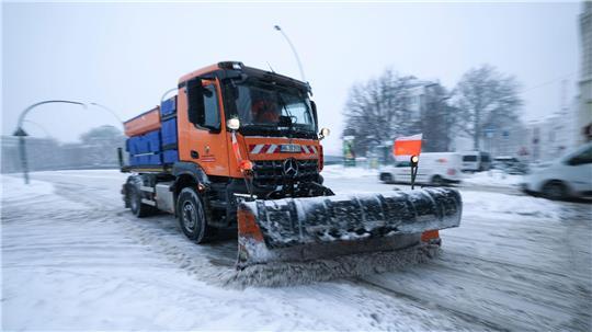728 Einsatzkräfte sichern Hamburgs Verkehrswege nach Sturmtief „Elli“.