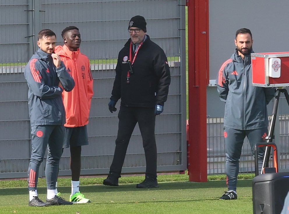 Der neue Bayern-Spieler Bara Sapoko Ndiaye (2.v.l.) schaute Anfang Oktober beim Training der Mannschaft von Vincent Kompany (39) zu