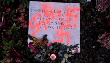 Staatsschutz ermittelt: Helmut Schmidts Grab mit Hakenkreuzen beschmiert | Regional