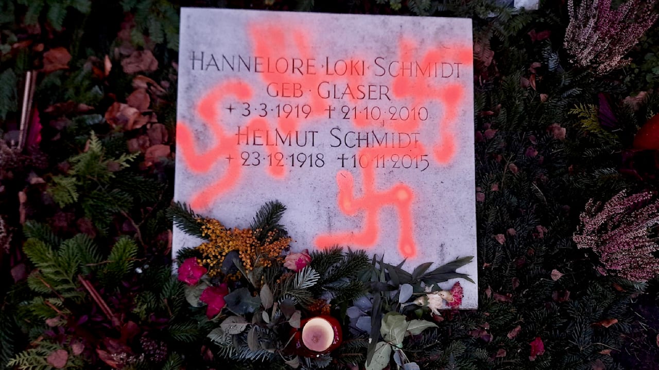 Staatsschutz ermittelt: Helmut Schmidts Grab mit Hakenkreuzen beschmiert | Regional