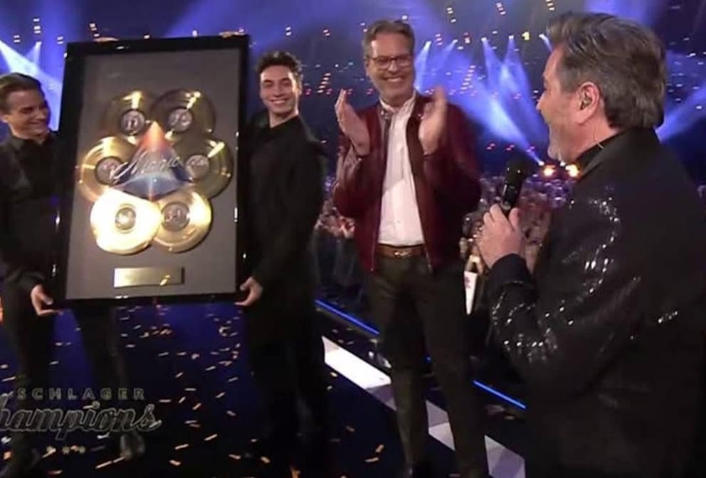 Christian Geller (50, 2.v.r.) präsentiert Thomas Anders (r.) seinen Sechsfach-Award