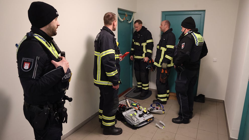 Polizisten und Retter der Feuerwehr sind angerückt, um Mutter und Sohn zu befreien