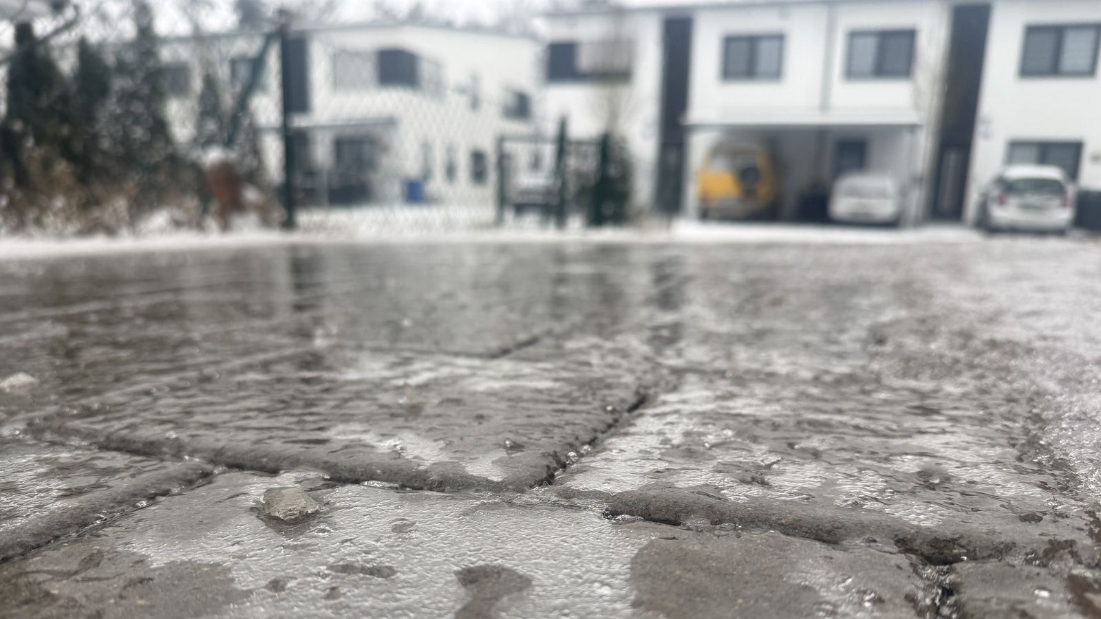 Unwetterwarnung bis morgen: Hohe Glättegefahr durch Regen