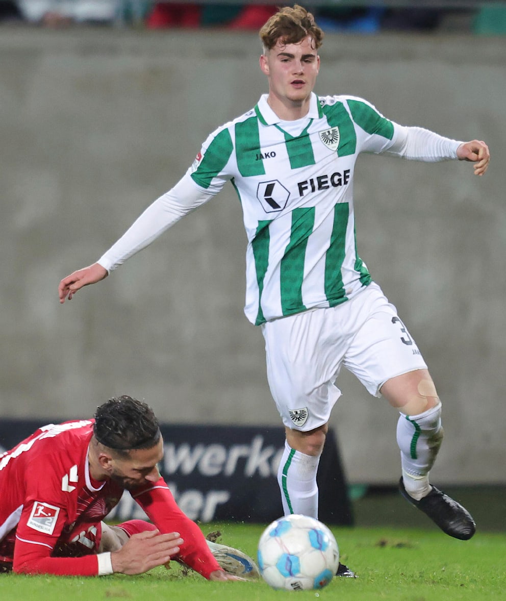 Preußens Mittelfeldtalent Jakob Korte (r.) wird bis Saisonende an Viertligist FC Gütersloh ausgeliehen