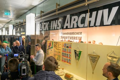 Einblicke: Bei der Eröffnungsfeier im Hauptbahnhof erläutert Christopher Lahner Exponate aus dem 96-Archiv.