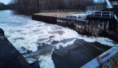 Das Pulverweidenwehr ist ein wichtiger Baustein des Hochwasserschutzes für Halle, wie hier beim Hochwasser 2024.