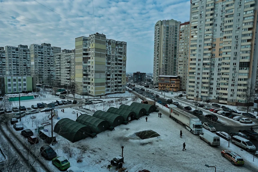 Rettungskräfte in Kiew errichten beheizte Zeltlager für Anwohner ohne Strom und Heizung nach russischen Angriffen auf die Energieinfrastruktur.