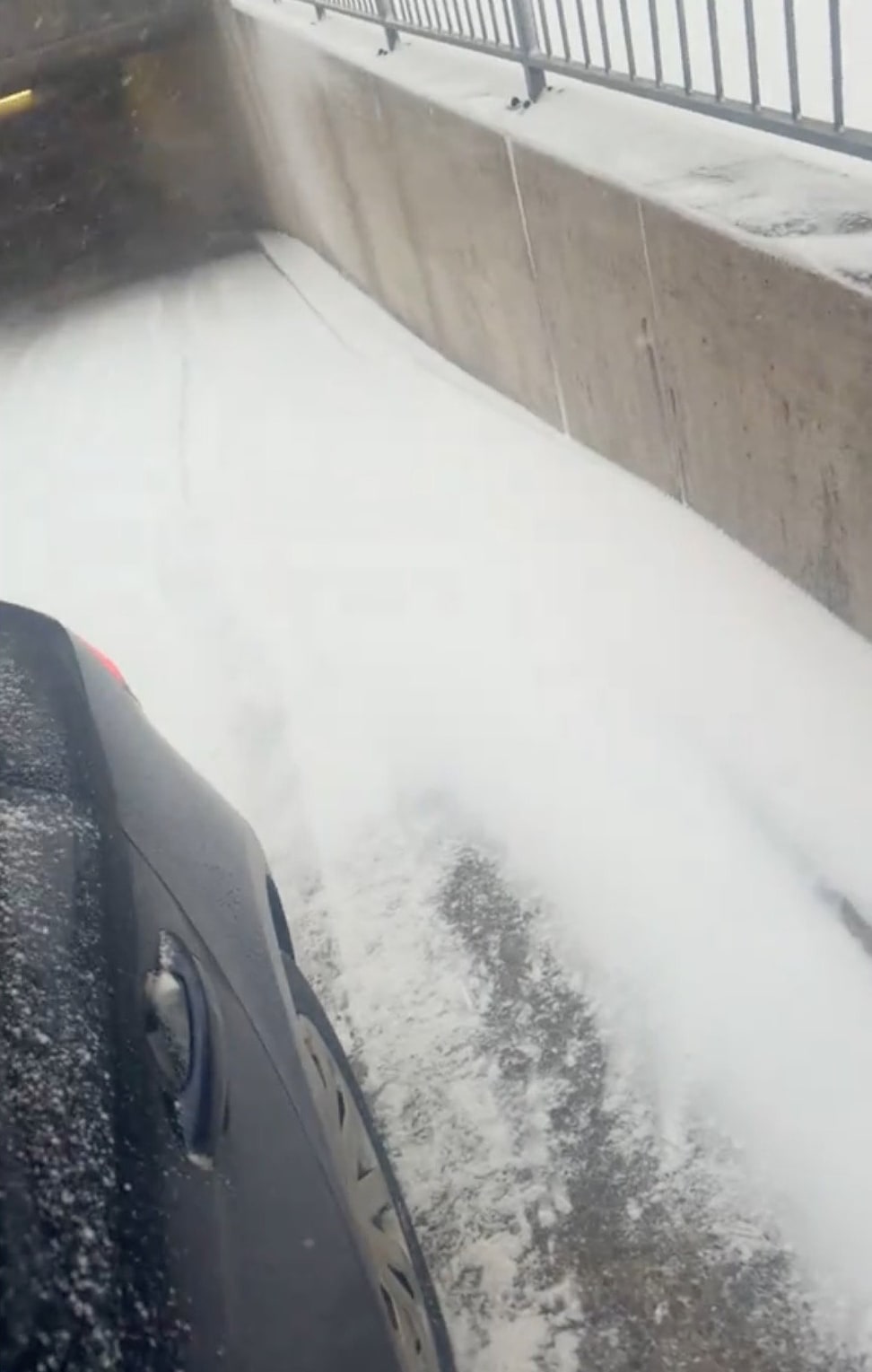 Celinas Blick aus dem Audi-Cockpit: Die Auffahrt war am Mittwochnachmittag gegen 14 Uhr nicht beräumt