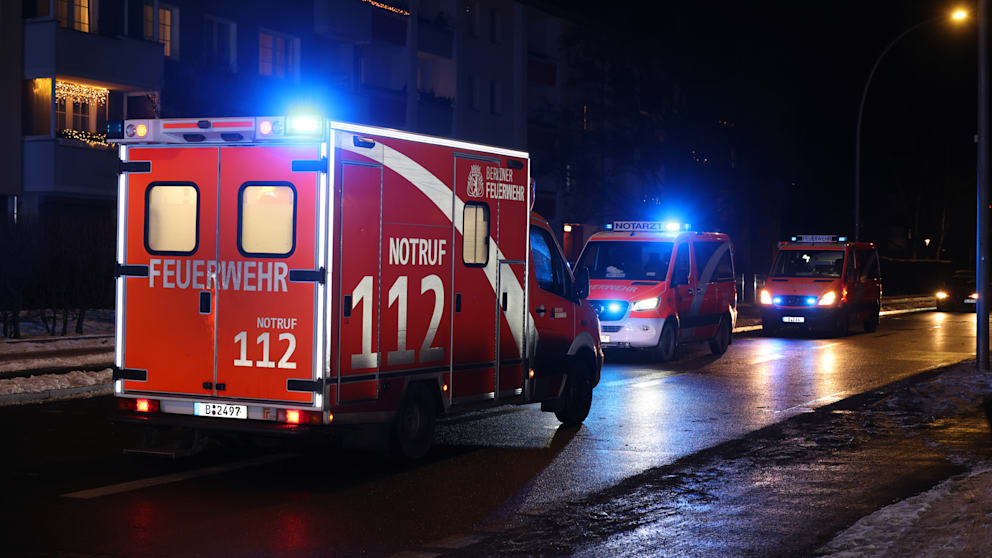 Feuerwehr und Notarzt sind bei der Wetterlage in Berlin im Dauereinsatz (Symbolbild)