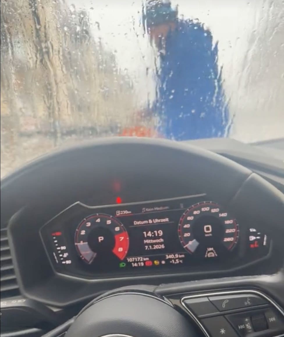 7. Januar, 14.19 Uhr: Der unbekannte Retter mit dem Laubgebläse hilft Celina aus ihrer misslichen Lage