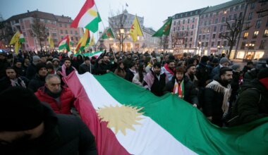 München: Hunderte Menschen demonstrieren am Gärtnerplatz für die Kurden in Syrien - München