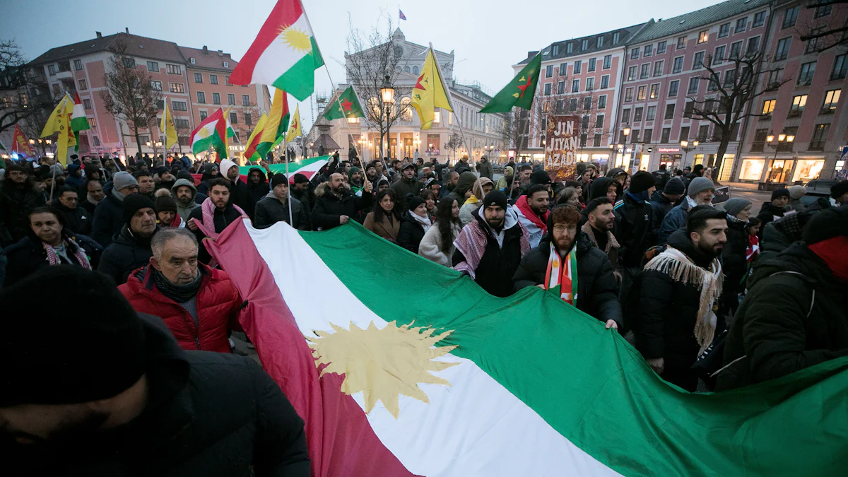 München: Hunderte Menschen demonstrieren am Gärtnerplatz für die Kurden in Syrien - München