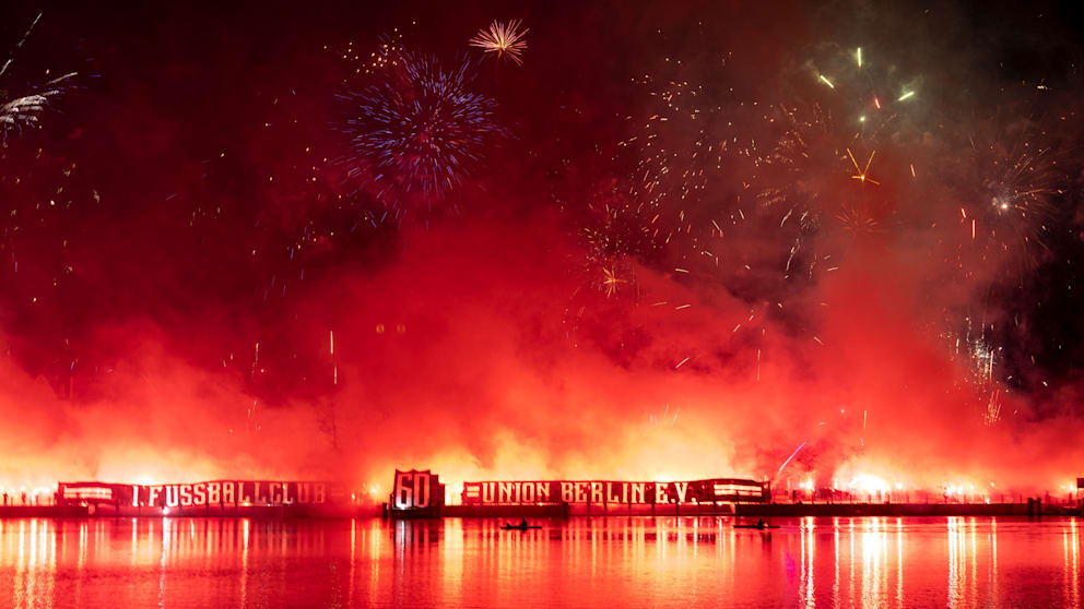 Alles in Rot: 11 Minuten dauerte die Show in Köpenick