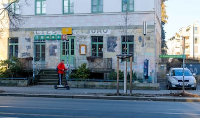 Das historische Gebäude liegt an der viel befahrenen Antonstraße, zwischen Albertplatz und Bahnhof Neustadt.