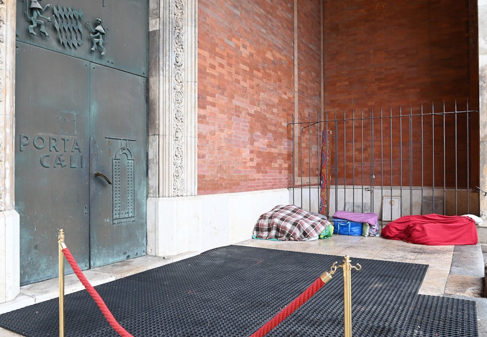 Vor der Pforte der Pfarrei St. Bonifaz haben sich zurzeit wieder wohnungslose Menschen einen Schlafplatz eingerichtet. Viele wollen trotz der eisigen Kälte die Nacht nicht in einer Einrichtung verbringen.