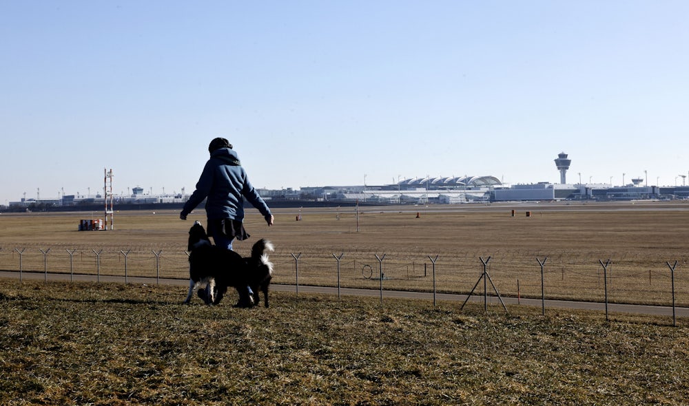 Wer sich für Flugzeuge begeistern kann und dabei die Sonne genießen möchte, ist auf dem  Besucherhügel am Münchner Flughafen richtig. Von Tor 15 aus kann man hier auch kilometerweit am Flughafenzaun entlang spazieren.