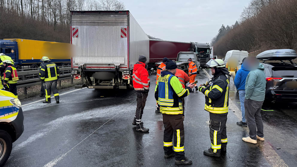 18 Mal hatte es auf dem Autobahnstück gekracht. Die Aufräumarbeiten dauern bis in den Tag hinein