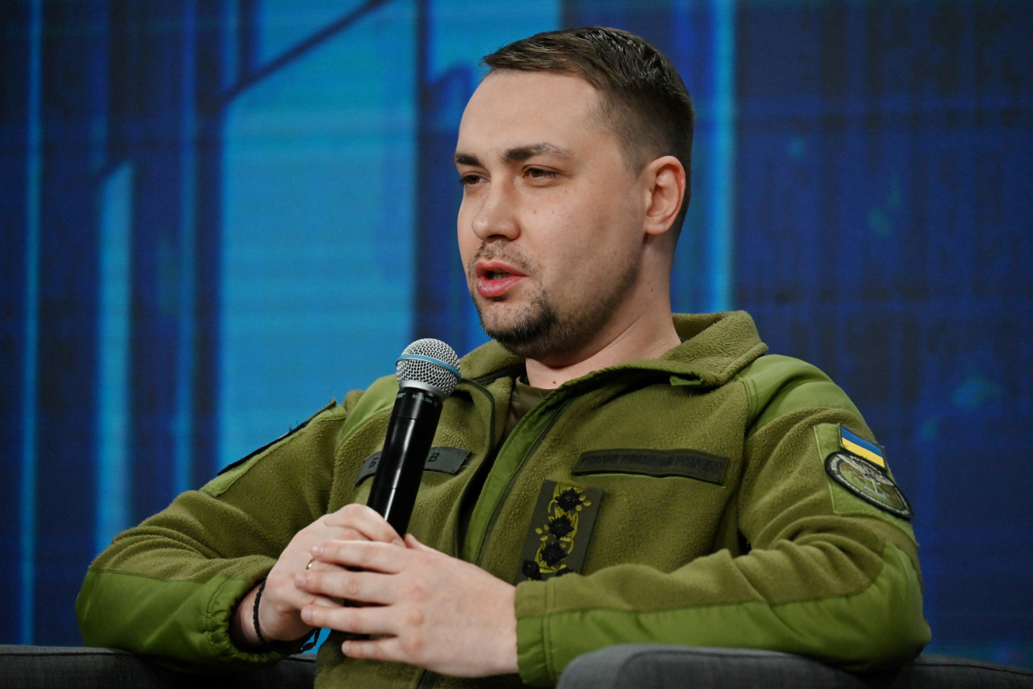 Kyrylo Budanov, Chef des ukrainischen Militärgeheimdienstes, spricht auf dem Forum ’Ukraine Year 2024’ in Kiew mit Mikrofon in der Hand, Februar 2024.