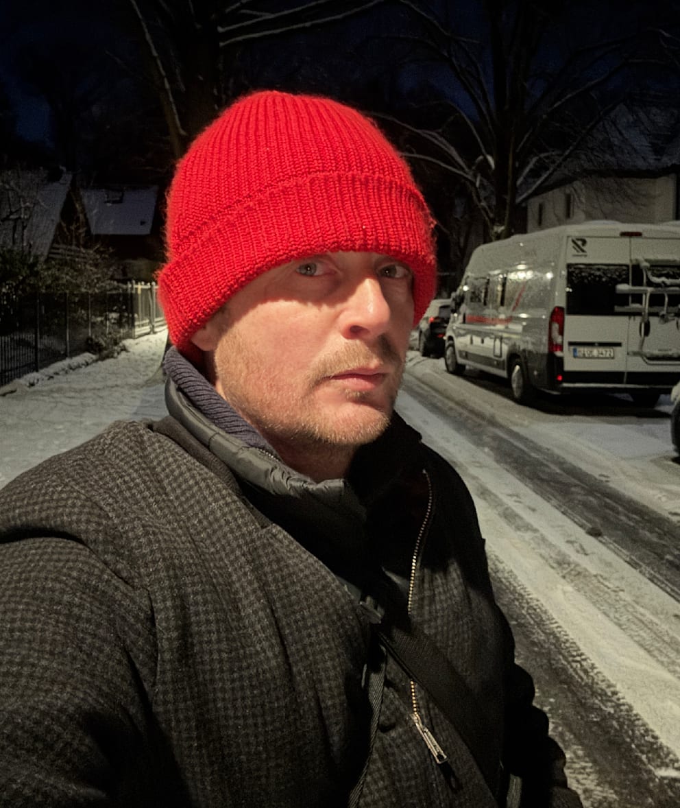 BILD-Reporter Til Bierman kamen zehn Polizisten mit Riot-Schildern entgegen