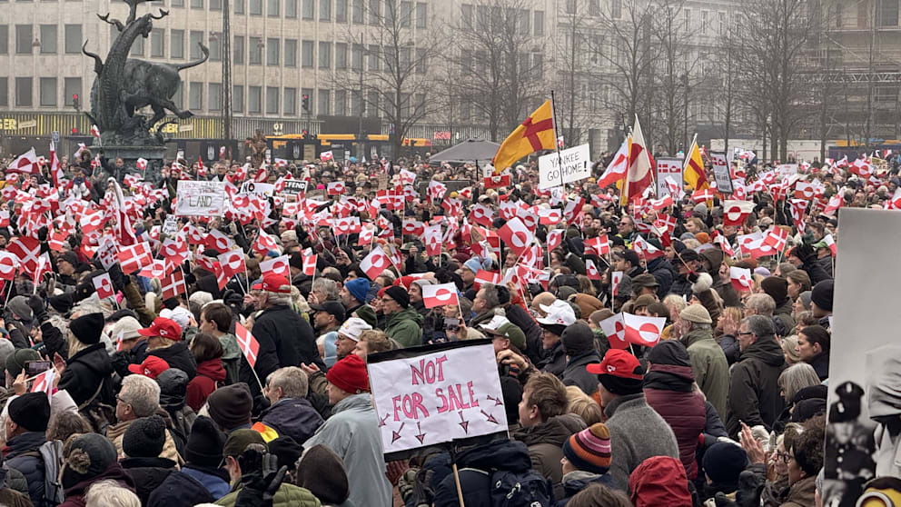 In Dänemarks Hauptstadt Kopenhagen versammeln sich Demonstranten vor der US-Botschaft, um gegen Trumps Grönland-Pläne zu protestieren
