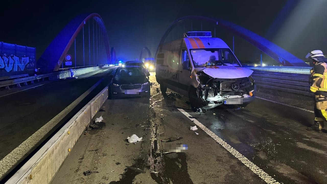 19 Autos rutschen ineinander: Glatteis! Massenkarambolage auf der A 42 | Regional