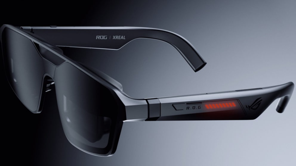 Die AR-Gaming-Brille von ASUS ROG richtet sich vor allem an Gamer und Tech-Fans. Sie projiziert Spiele und Inhalte direkt vor die Augen und arbeitet mit sehr hoher Bildwiederholrate (bis zu 240 Hz). KI optimiert Darstellung und Performance je nach Spiel