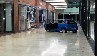 In Einkaufszentrum in Duisburg: Gold-Diebe rasen mit Opel Corsa in Juwelier | Regional