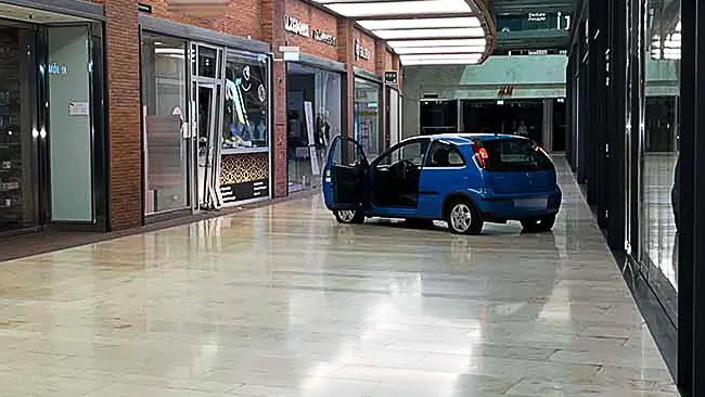 In Einkaufszentrum in Duisburg: Gold-Diebe rasen mit Opel Corsa in Juwelier | Regional