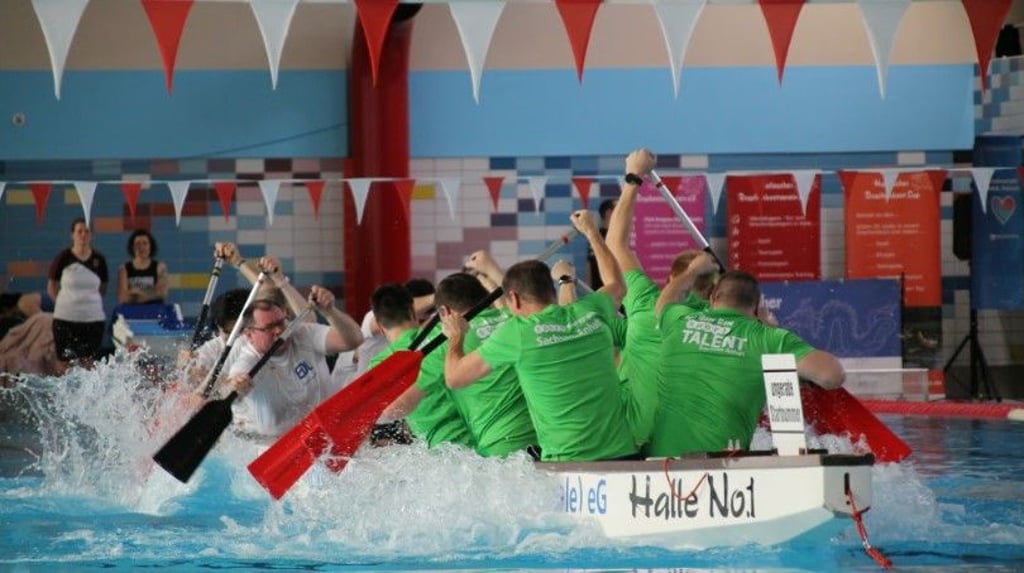 Kräftemessen im selben Boot: Um zu gewinnen, musste das Boot über die Wimpelgrenze bewegt werden.