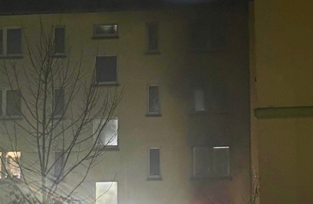 FW-E: Zimmerbrand im Essener Südostviertel - vierköpfige Familie rettet sich ...