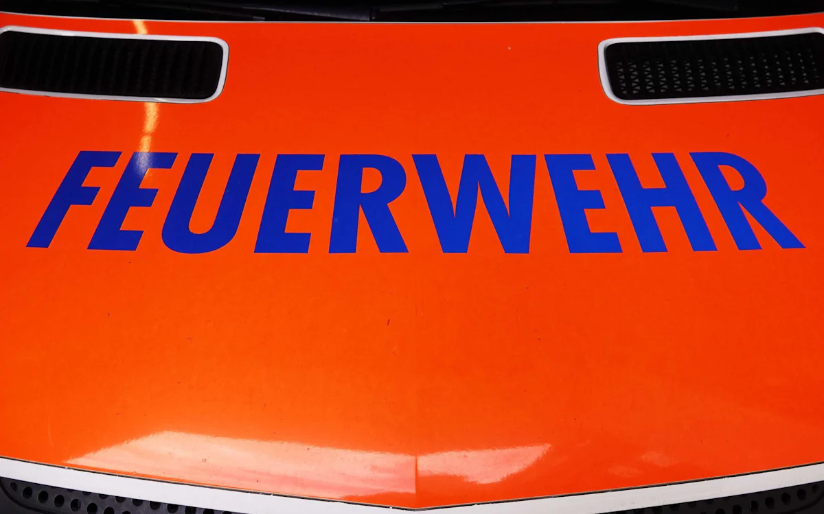 Brände - Feuer in Hamburg-Jenfeld ist unter Kontrolle - Panorama