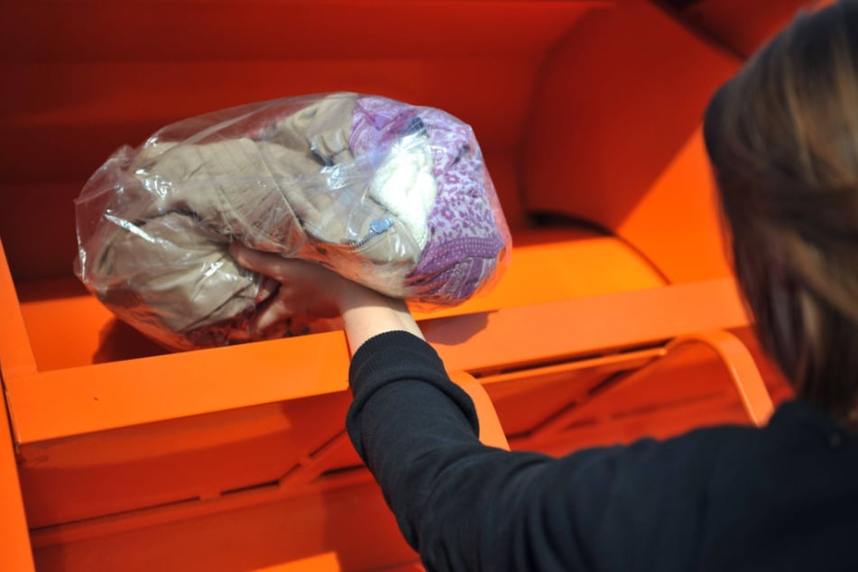 In Chemnitz gibt es immer weniger Container, in denen man seine Altkleider los wird. (Symbolfoto)