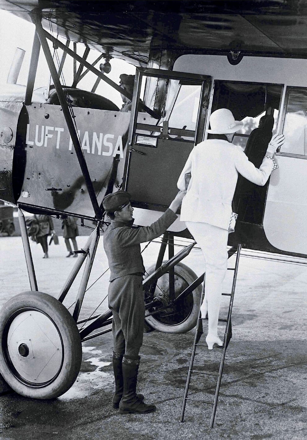 Eine Passagierin besteigt den Erstflug von Berlin nach Zürich