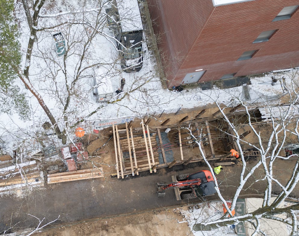 Inzwischen haben die Arbeiter Holzplanken über die Grube gelegt. darauf soll noch in der Nacht ein Zelt gegen die Kälte errichtet werden