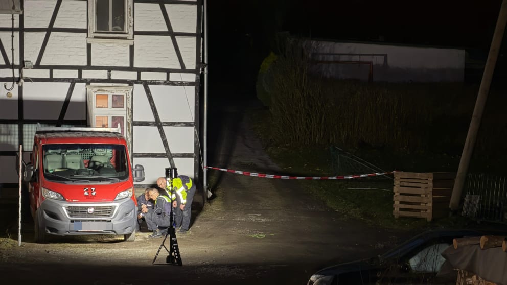 Bei dem roten Pritschenwagen handelt es sich offenbar um den Unfallwagen. Die Polizei untersuchte das Fahrzeug intensiv
