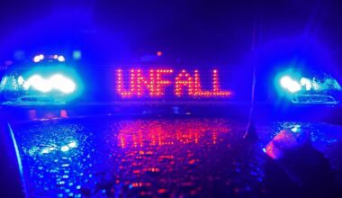 Kollision bei Blaulichteinsatz: Streifenwagen rammt Tram